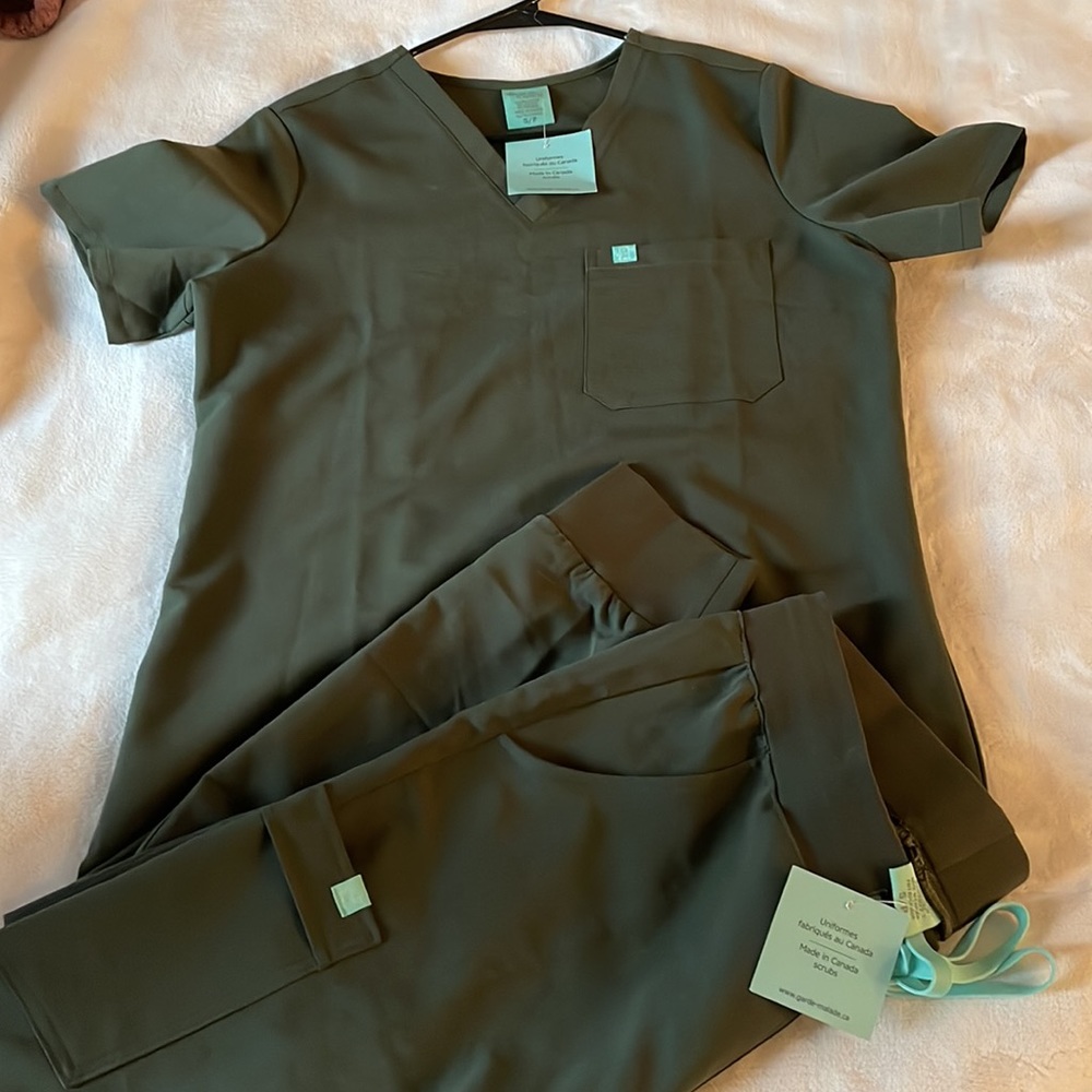 NEW WITH TAGS! Grade Malade scrubs (figs dupe)